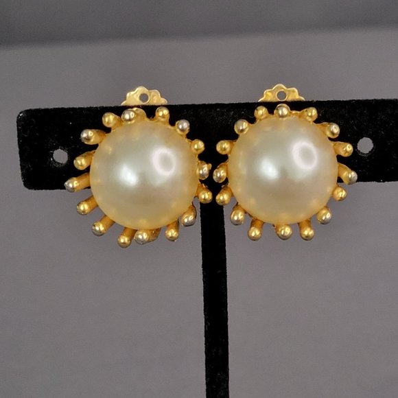 Cathe Large Simulated Pearl Cabochon Clip On Earrings Vintage Signed Gold Tone - Picture 1 of 7